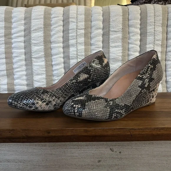 Vionic Antonia textured snakeskin reptile printed wedge pump shoes 9 - Picture 1 of 7